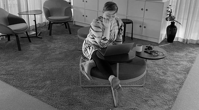 Zooma-Charlotte-in-the-office