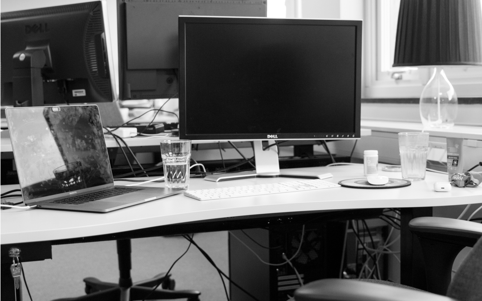 Zooma-desk-in-the-office
